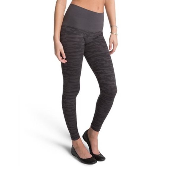 Assets by SPANX Ultimate Shaping Seamless Leggings Gray Camouflage Sz Large NWT - Picture 1 of 7